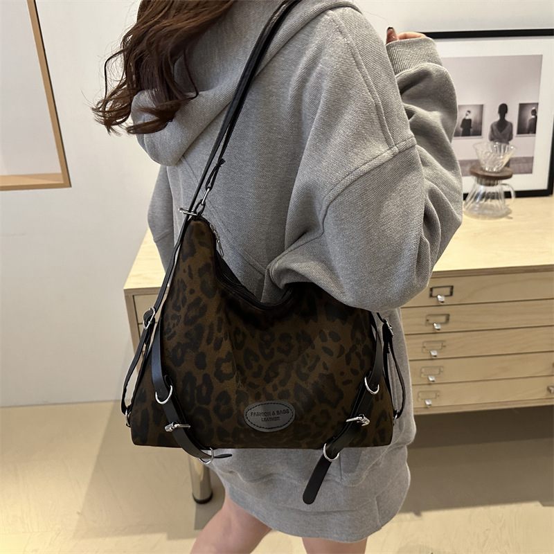 A new 2024 Korean-style retro leopard print tote bag for women, a large-capacity backpack with a college style and a single-shoulder crossbody bag for commuting Application Scenario