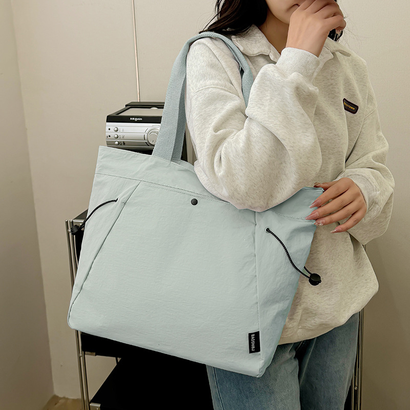 A simple and versatile new fashionable single-shoulder handbag for women, a casual solid color high-end large-capacity tote commuter bag Application Scenario