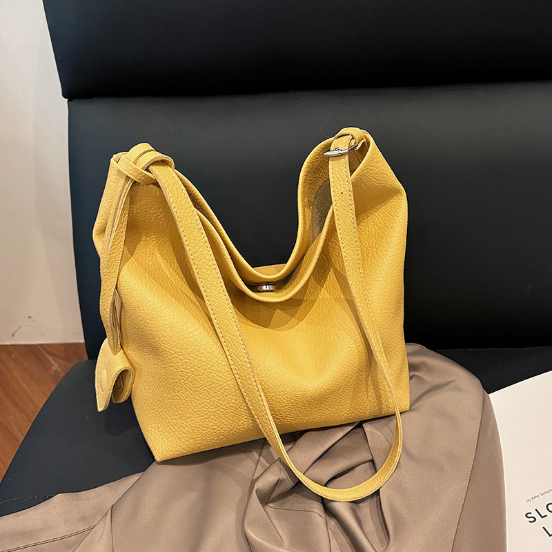 Korean large-capacity bucket bag for women 2025 new style, high-end soft leather letter single-shoulder bag, fashionable commuting crossbody bag Application Scenario