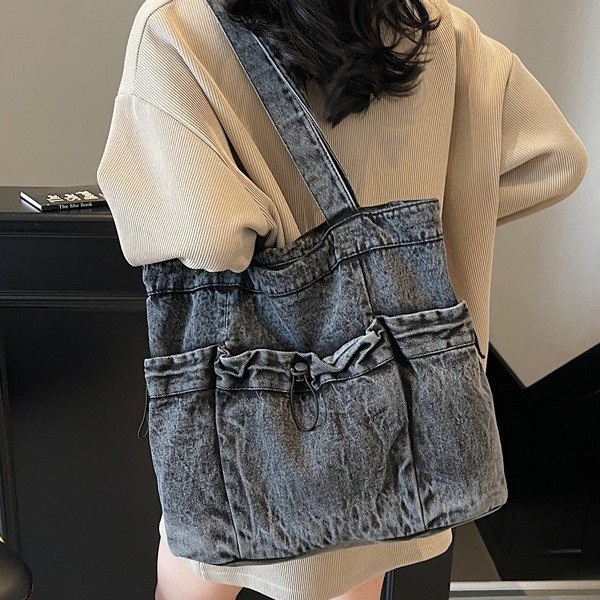 This is a stylish and retro single-shoulder bag for women, a sweet and elegant lady's feng shui wash denim tote bag with a large capacity Specification drawing