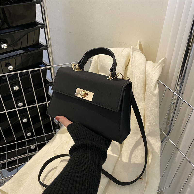 New women's bag for spring 2023, a fashionable crossbody minimalist commuter bag, a trendy Korean-style simple single-shoulder bag full figure