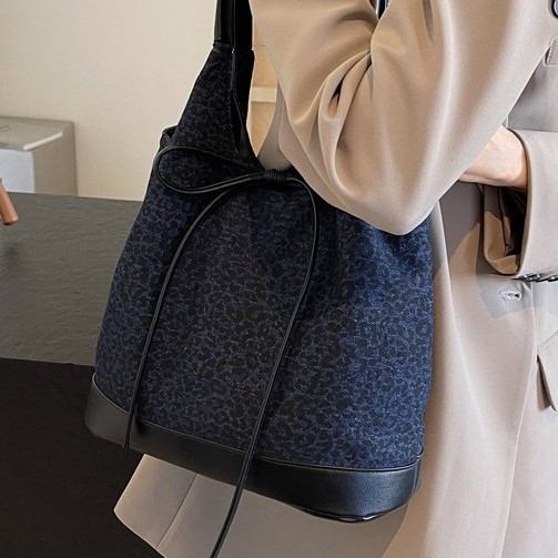 The new autumn and winter design style denim bucket bag, high-end and laid-back with a bow seal, single-shoulder bag, fashionable and large-capacity bag Application Scenario