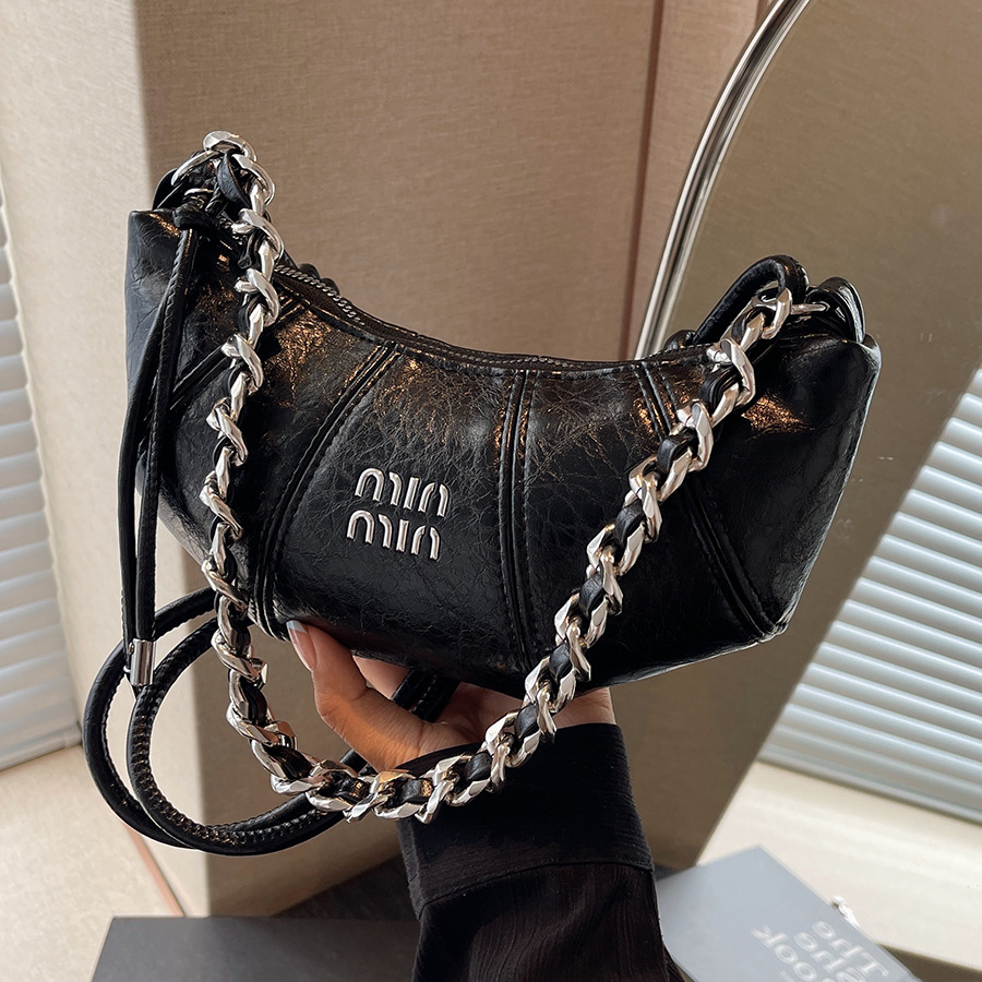 The 2024 new Korean-style niche horn bag is a high-end, simple and versatile shoulder bag with a fashionable commuting chain crossbody full figure