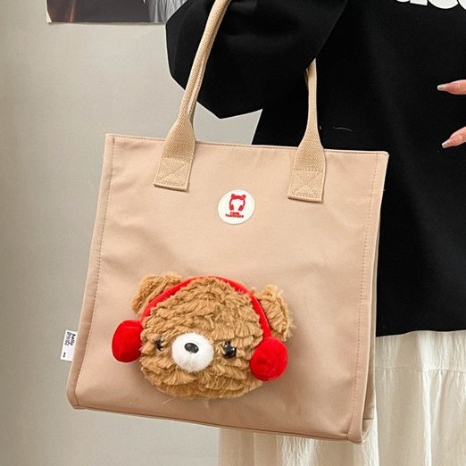 This is a cute, cartoonish, plush, simple and versatile handbag with a light and casual vibe. It's a treasure of a new single-shoulder style details Picture