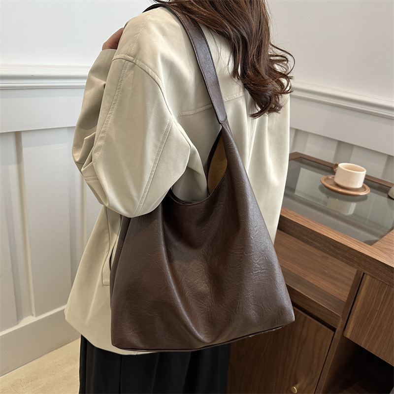 Textured oil leather, large-capacity, lazy style, soft surface, solid color, retro single-shoulder bag, winter casual commuting underarm tote bag Application Scenario