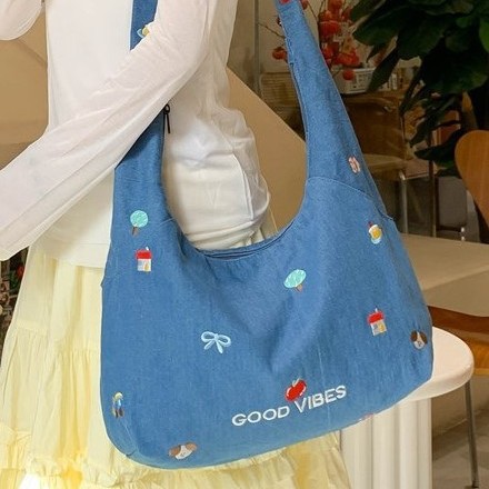 A new large-capacity student class bag with Japanese school style embroidery and a casual and artistic single-shoulder tote bag details Picture
