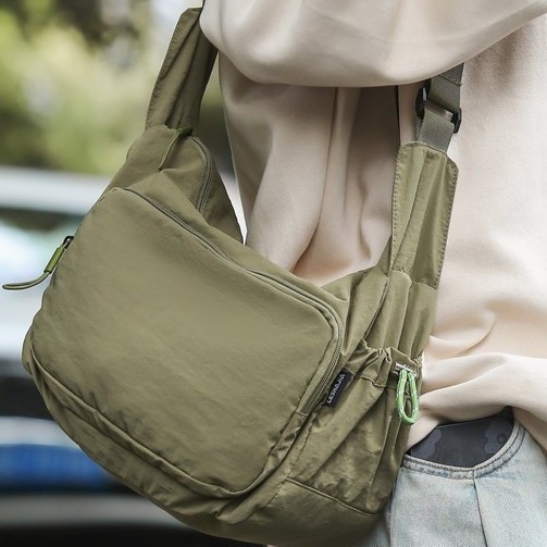 Fashionable new single-shoulder crossbody bag, outdoor large-capacity lightweight bag, unisex couple bag full figure