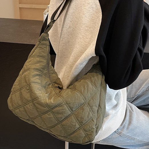 The new cotton-padded jacket bag for autumn and winter features a large-capacity diamond-shaped embroidered thread single-shoulder bag that is fashionable and versatile. It also comes with a cotton and nylon bag and a crossbody bag full figure