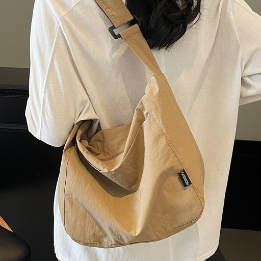 Trendy Japanese-style casual bag for women 2025 new sporty and simple single-shoulder bag, simple and casual commuting crossbody bag full figure