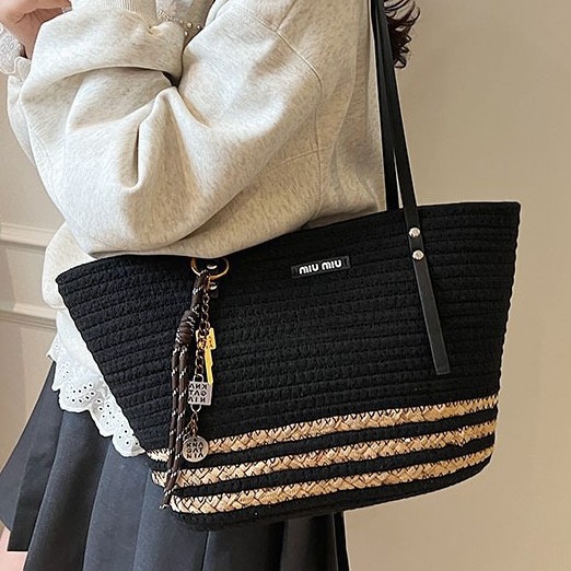A new large-capacity, stylish and trendy bucket bag for women in 2025, a fashionable straw woven handbag full figure