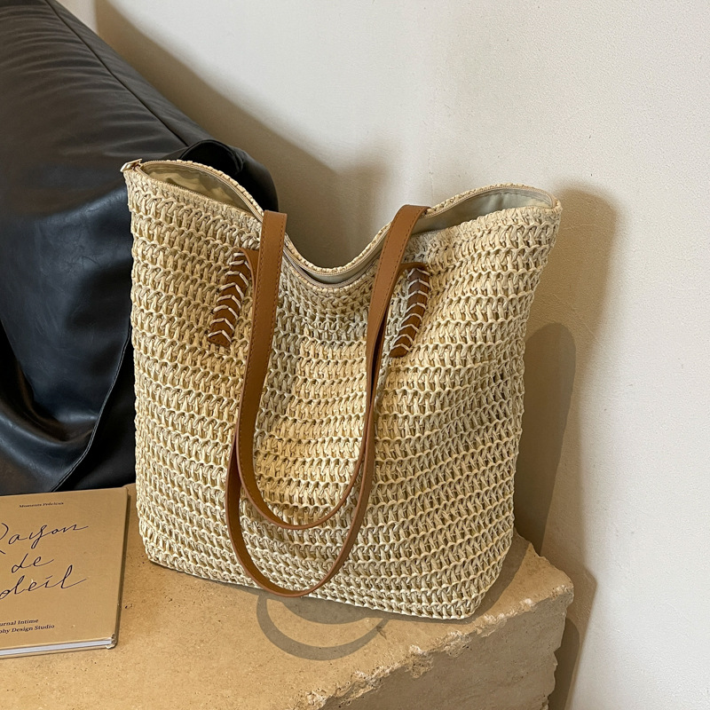 A new 2025 trendy, fashionable, simple and large-capacity single-shoulder bag for women, a casual commuting tote bag details Picture