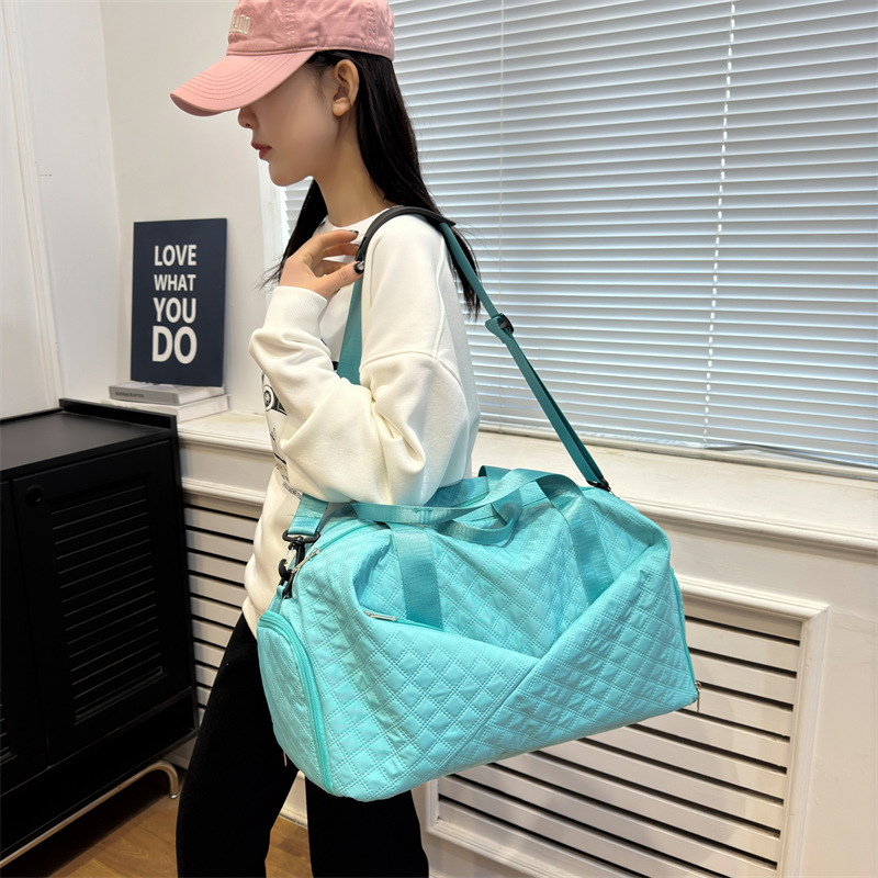 New hand-held travel bag for both men and women, a fitness and yoga bag with dry and wet separation and large capacity for business trips Application Scenario