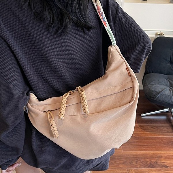 The cross-border Japanese-style casual and versatile crossbody bag, the dazzling bag, is a large-capacity dumpling bag for female college students' commuting to class full figure