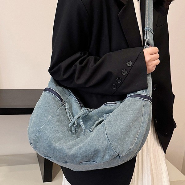 High-end casual denim canvas bag for women, 2024 new trendy crossbody bag for work and commuting, dumpling bag Application Scenario