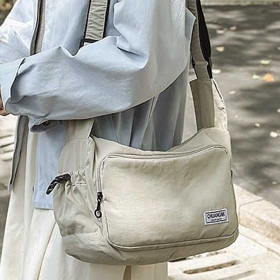 2025 New nylon fabric single-shoulder crossbody bag for men, large capacity, waterproof and wear-resistant, wide shoulder strap front bag for women, postman's trendy bag Application Scenario