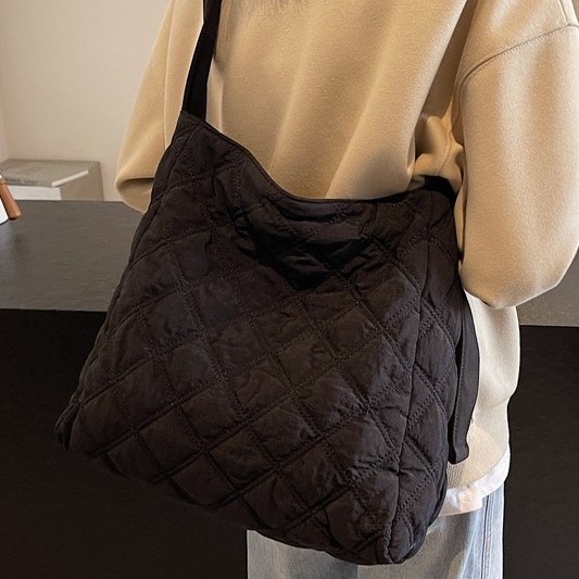 Diamond-patterned cotton jacket crossbody bag 2024 new style simple and elegant tote bag casual large-capacity single-shoulder bag for women Application Scenario