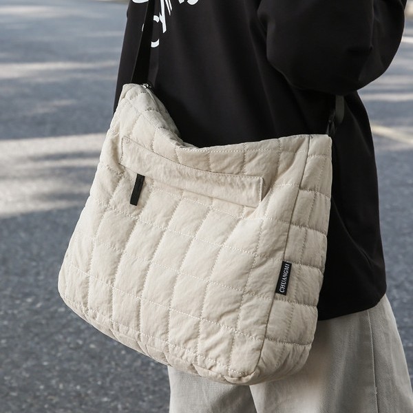 The new large-capacity cotton jacket bag for autumn and winter, with a diamond-patterned style, is fashionable, lightweight and versatile. It features a laid-back single-shoulder crossbody bag and is a versatile bag full figure