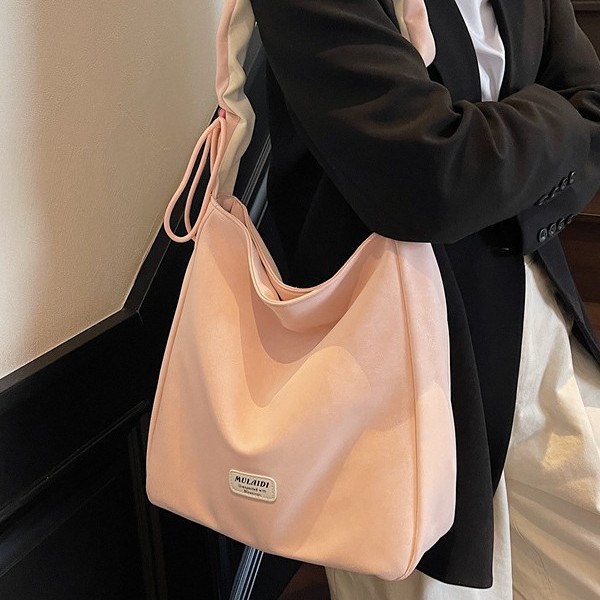 The 2025 new retro large-capacity tote bag is a fashionable and casual single-shoulder crossbody bag that can be combined with a commuting bag for work full figure