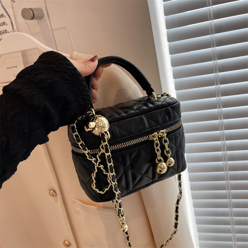 A new 2025 women's hand-held small bag, a diamond-shaped chain bag, a high-end and stylish crossbody bag, a casual and versatile small square bag Specification drawing