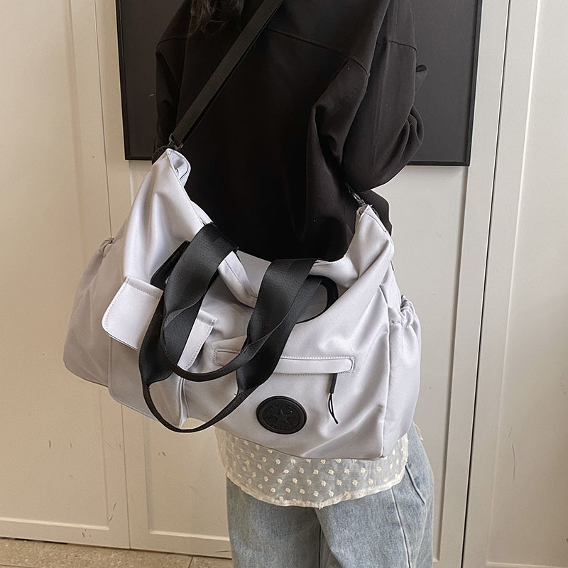Travel bag, large-capacity fashionable solid-color single-shoulder boarding bag, light and simple commuting hand-held yoga bag, maternity bag Application Scenario