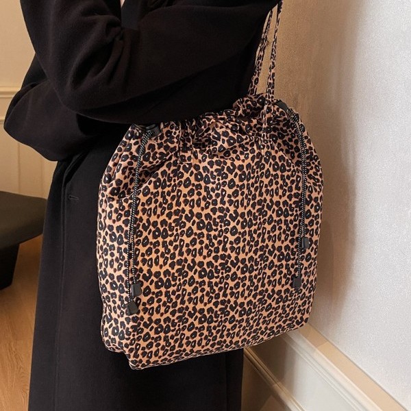 2024 New lightweight and simple single-shoulder bag, fashionable ins crossbody bag, trendy Korean version leopard print large-capacity tote bag for women Specification drawing