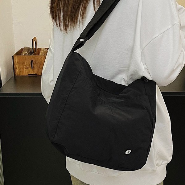 The 2024 new Korean-style baguette bag, a fashionable single-shoulder crossbody bag, is versatile and has a large capacity for students details Picture