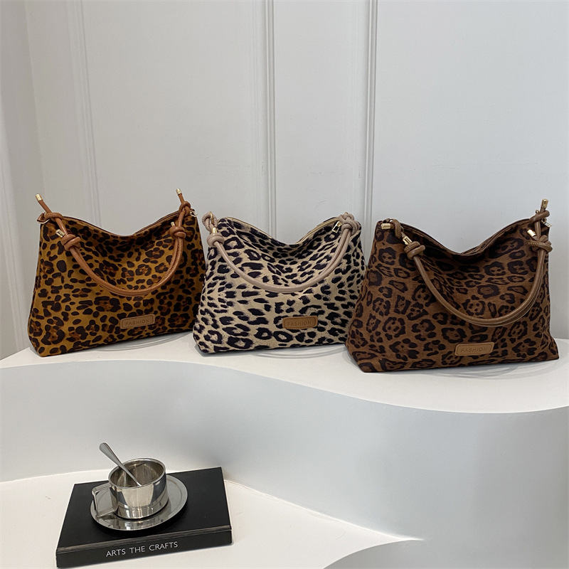 This year, large-capacity leopard print bags are in vogue. The 2024 new autumn and winter versatile crossbody bag and commuting single-shoulder tote bag are all in vogue Application Scenario
