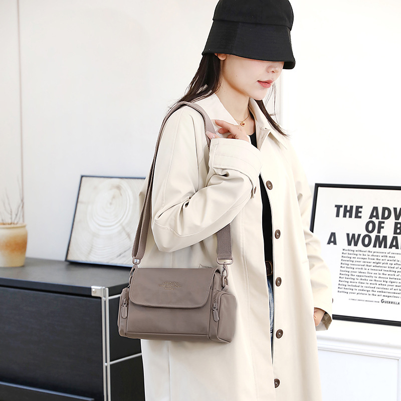 Colorful Fox Women's lightweight, versatile and niche design crossbody bag for Spring/Summer 2025 simple outdoor new style details Picture