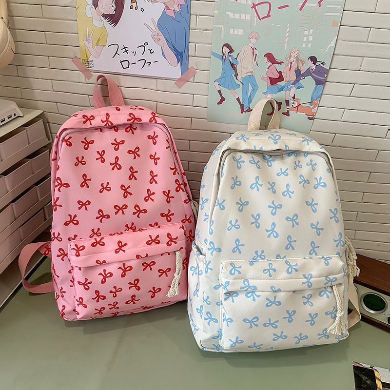 A light and refreshing bow backpack for girls, junior high school, senior high school and college students. It is a lightweight and lightweight backpack for campus use full figure