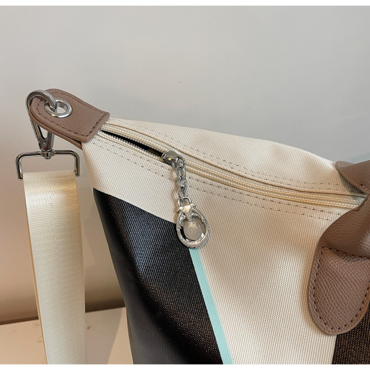 Large-capacity short travel bag for women, simple and fashionable letter handbag, women's luggage bag for going out, waterproof fitness bag Application Scenario