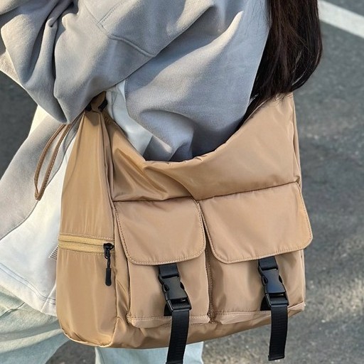 Large-capacity nylon fabric bag, ins style simple and casual crossbody single-shoulder bag, soft surface lazy bag for women, pleated crossbody bag Application Scenario