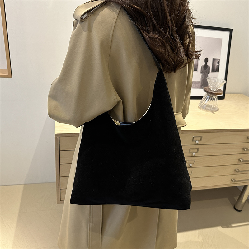 A casual matte retro single-shoulder bag for the 2024 autumn/winter season, a large-capacity retro parent-child commuting underarm tote bag Specification drawing