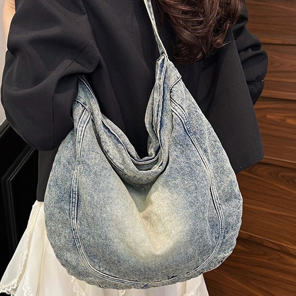 The 2025 new style of fashionable, niche, casual and commuting girl single-shoulder underarm bag with a high-end retro denim tote bag Application Scenario