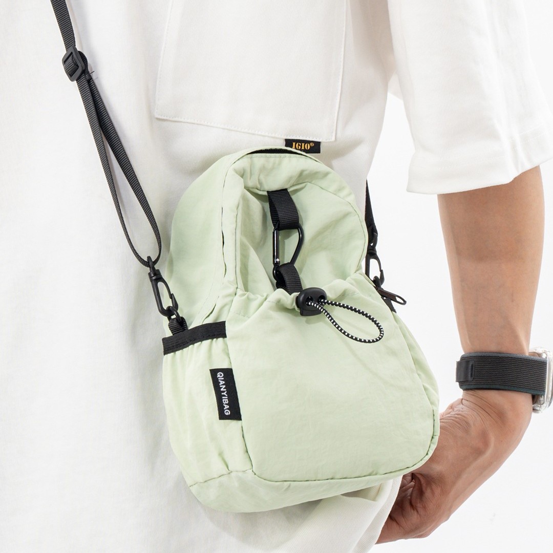 The new Korean-style lightweight backpack, casual crossbody bag, women's dazzling style, versatile phone bag and sports bag details Picture