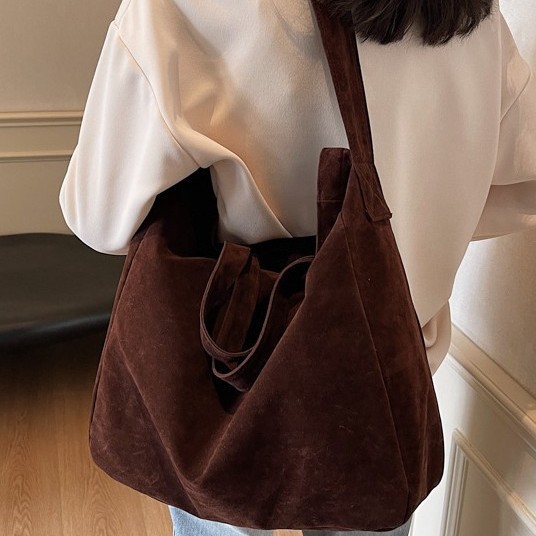 A niche retro suede bag for women, a new winter 2024 fashion trend bucket bag with a stylish and chic texture, and a crossbody bag full figure