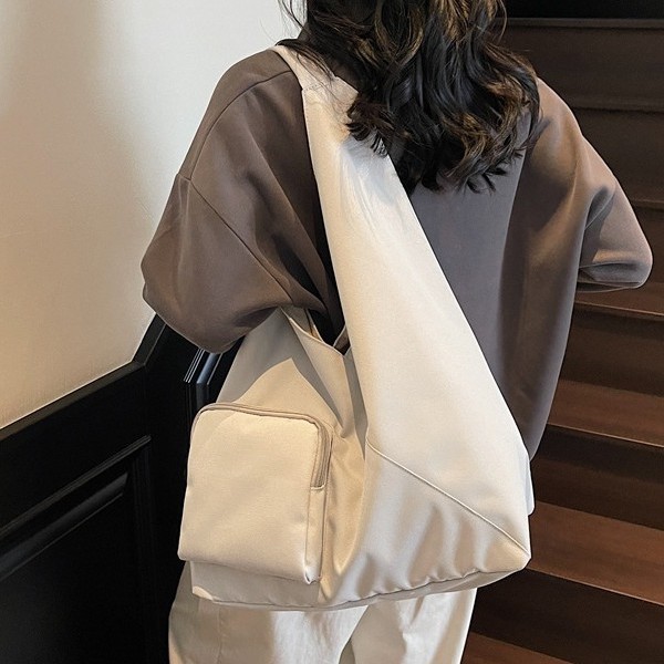 A simple Korean-style sports bag for women, a new 2025 fashionable large-capacity casual single-shoulder bag and a commuting canvas tote bag full figure