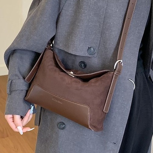 A new high-quality tote bag for autumn and winter, a large-capacity single-shoulder underarm handbag for commuting, and a versatile women's crossbody bag Specification drawing