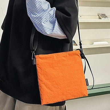 A new type of casual and laid-back crossbody bag for both boys and girls, a nylon large-capacity single-shoulder bag, a small square bag full figure