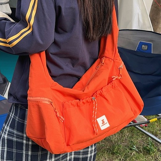 A fashionable new outdoor casual workwear style single-shoulder crossbody bag for both men and women, versatile color contrast loose and laid-back style bag details Picture