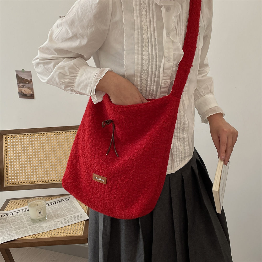 411122 Gentle milk powder color plush bag, fashionable single-shoulder crossbody bag, new autumn and winter commuting double-sided canvas bag details Picture