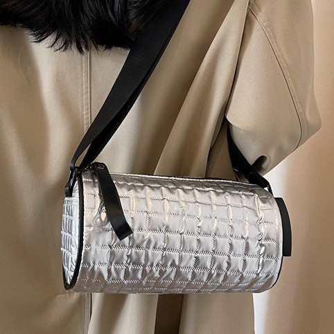 Cross-border cylindrical checkered bag for women, 2024 new style commuting bag, trendy, simple and fashionable couple crossbody bag, sporty small bag full figure