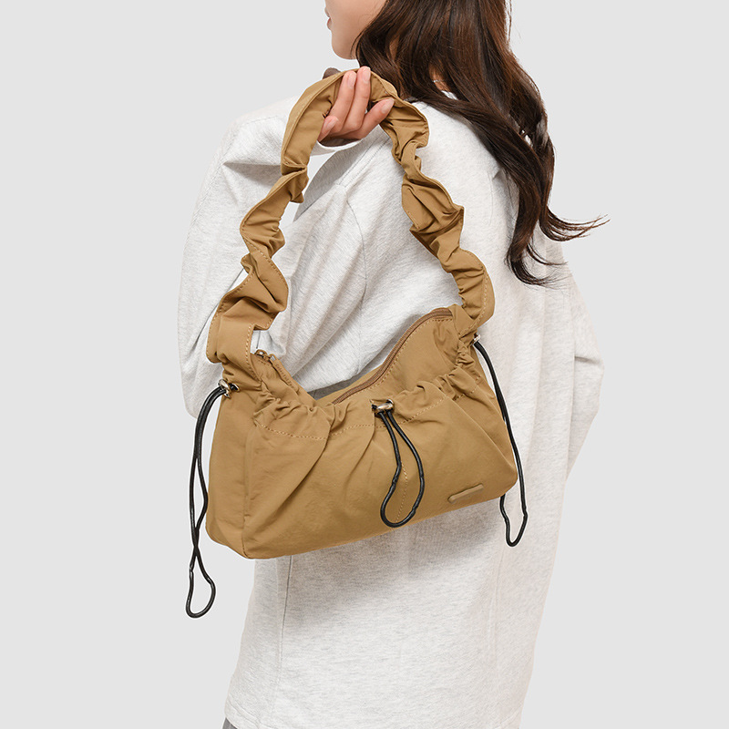 Retro-style fairy pleated cloud underarm bag, Korean Instagram simple and versatile single-shoulder bag, and a niche girl's crossbody bag full figure