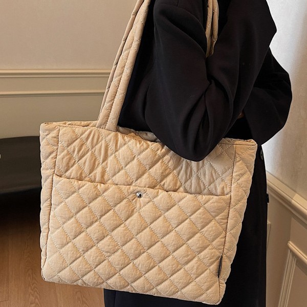 The new 2024 trendy large-capacity diamond-patterned underarm handbag is a versatile commuter tote bag with a forest style for women full figure