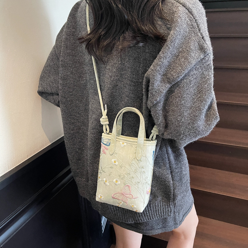 Versatile handbag, fashionable bucket bag, 2025 summer new style Chinese style crossbody bag, embroidered butterfly single-shoulder bag Specification drawing