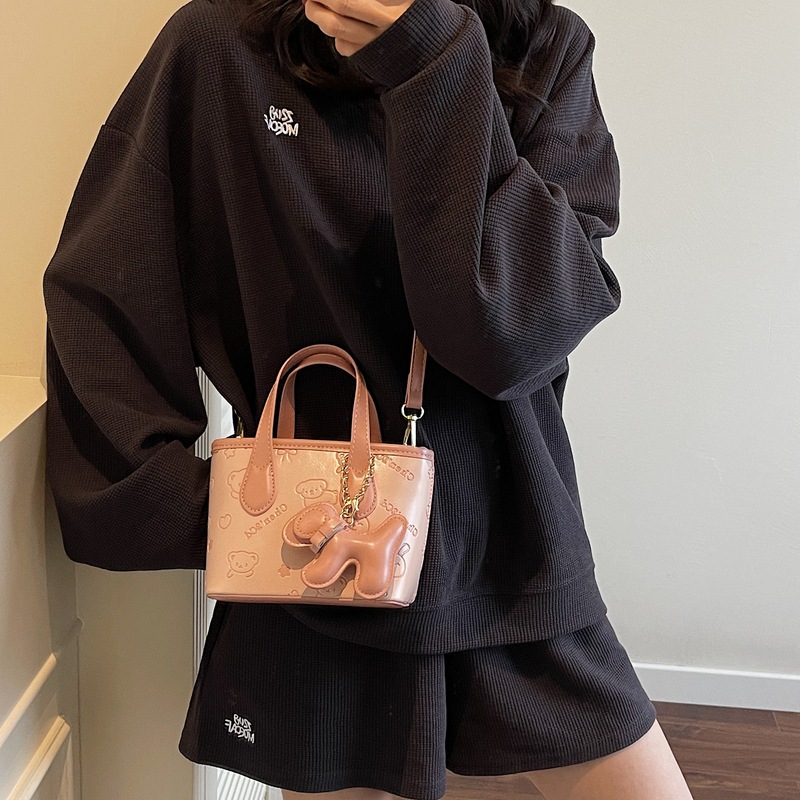 The 2025 new style of fashionable and trendy embossed hand-held small square bag for women, with a sense of high-end sophistication and a cute forest style, is a single-shoulder crossbody bag Application Scenario