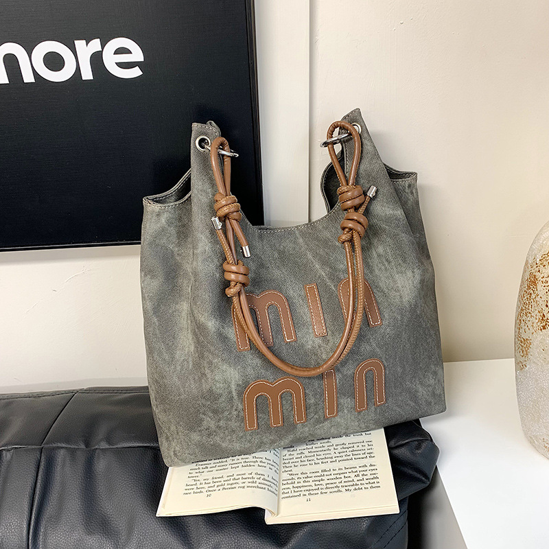Retro Korean-style denim underarm bag for women, 2024 new fashion and casual handbag, personalized and textured crossbody bag full figure