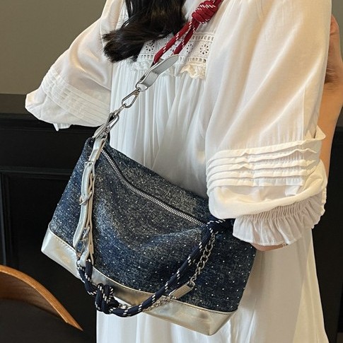 The trendy and best-selling denim bag for women exudes a sense of sophistication. The fashionable single-shoulder bag and the new commuter style of the Hundred-tower crossbody bag details Picture