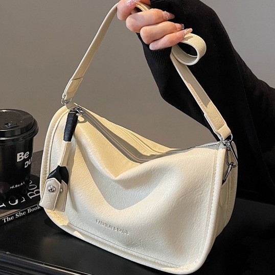 Large-capacity bag for women's spring, 2025 new retro solid color single-shoulder crossbody bag, ladies' quality pillow bag Application Scenario