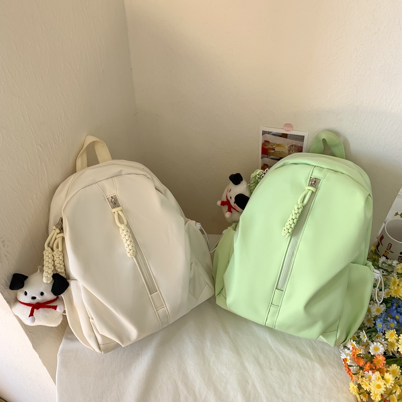 Cross-border schoolbag for female college students, simple and niche design sense backpack, high appearance level, casual travel backpack for junior high school students Application Scenario
