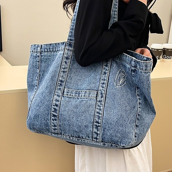 Spring 2025 new high-appeartion-level commuter tote bag, large-capacity single-shoulder shopping bag, denim student class bag Application Scenario